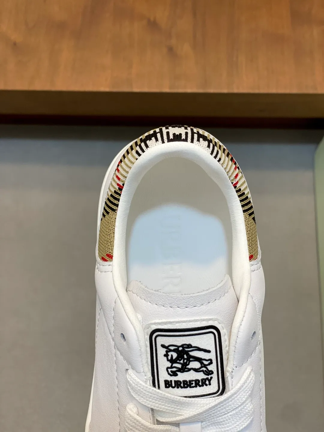 Men's men's shoes 💰400【New style】⛺️⛺️𝐁𝐔𝐑𝐁𝐄𝐑𝐑𝐘# Burberry's new war horse plaid casual sneakers, new terrace casual sneakers·Burberry's classic elements, super comfortable shoes··Knight blue anti-slip soles Finally I saw the latest diagonal plaid sneakers, the color is really nice and can be worn with any kind of sneakers. The sneakers are made of cotton blended fabric. Crafted in an Italian workshop, it features a worsted Burberry check pattern. Featuring a mesh lining and checkered laces, the rubber sole features the archive Burberry monogram. From Burberry's iconic collection, these wardrobe staples are interpreted with the brand's signature style. The round toe is embellished with the Equestrian Knight logo (EKD) label on the tongue. The leather insole is embellished with the Burberry letter logo on the sole. Size: 38-44 (customized for 45 and 46)